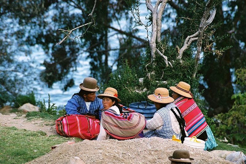 Laura i Astronom-237.JPG - Zebranie lokalnej społeczności na Isla del Sol. W Peru i Boliwii stosunkowo często widzi się takie zebrania ludzi siedzących na trawie i rozprawiających żywiołowo. (Zdjęcie: Laura i Astronom)